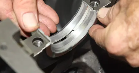 What symptom does car generator bearing break?